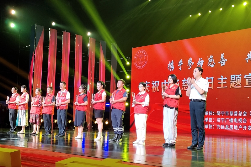 1694068940963352.jpg 7 市人大常委会副主任林晋,市政府党组成员、副市长刘东波为金牌慈善义工颁奖2_副本.jpg